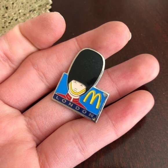 Vintage McDonald's London Guard Pin - Picture 1 of 2
